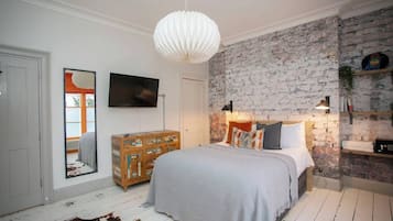 5 bedrooms, desk, iron/ironing board, WiFi