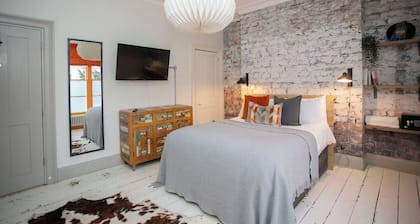 5-Bed Corporate House Redland | Free 5-Car Parking | King/Twin Rooms