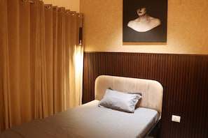 Deluxe Apartment | Laptop workspace, iron/ironing board, free WiFi