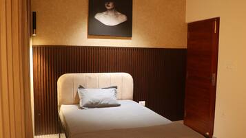 Espacio para trabajar con laptop y tabla de planchar con plancha