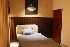 Espacio para trabajar con laptop y tabla de planchar con plancha