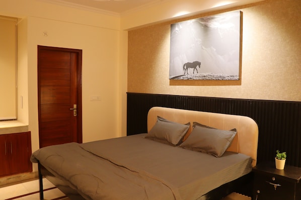 Deluxe Apartment | Laptop workspace, iron/ironing board, free WiFi