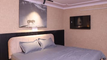 Deluxe Apartment | Laptop workspace, iron/ironing board, free WiFi