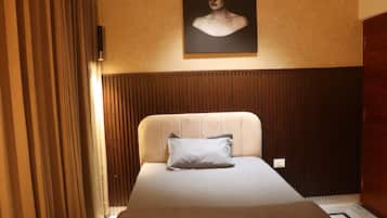 Espacio para trabajar con laptop y tabla de planchar con plancha