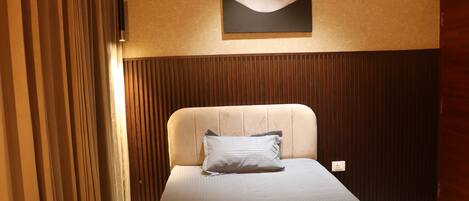 Espacio para trabajar con laptop y tabla de planchar con plancha