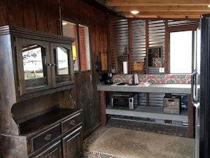 Kühlschrank, Mikrowelle, Herdplatte, Wasserkocher mit Kaffee-/Teezubehör