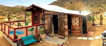 Romantic Yucca Valley Cabin with Hot Tub
