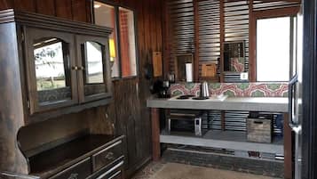 Geladeira, micro-ondas, cooktop, cafeteira/chaleira