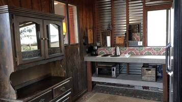 Coffee/tea maker, fridge, microwave, stovetop