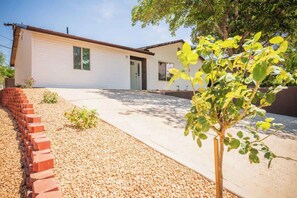 Exterior - Remodeled Family Retreat 15ppl (Page)