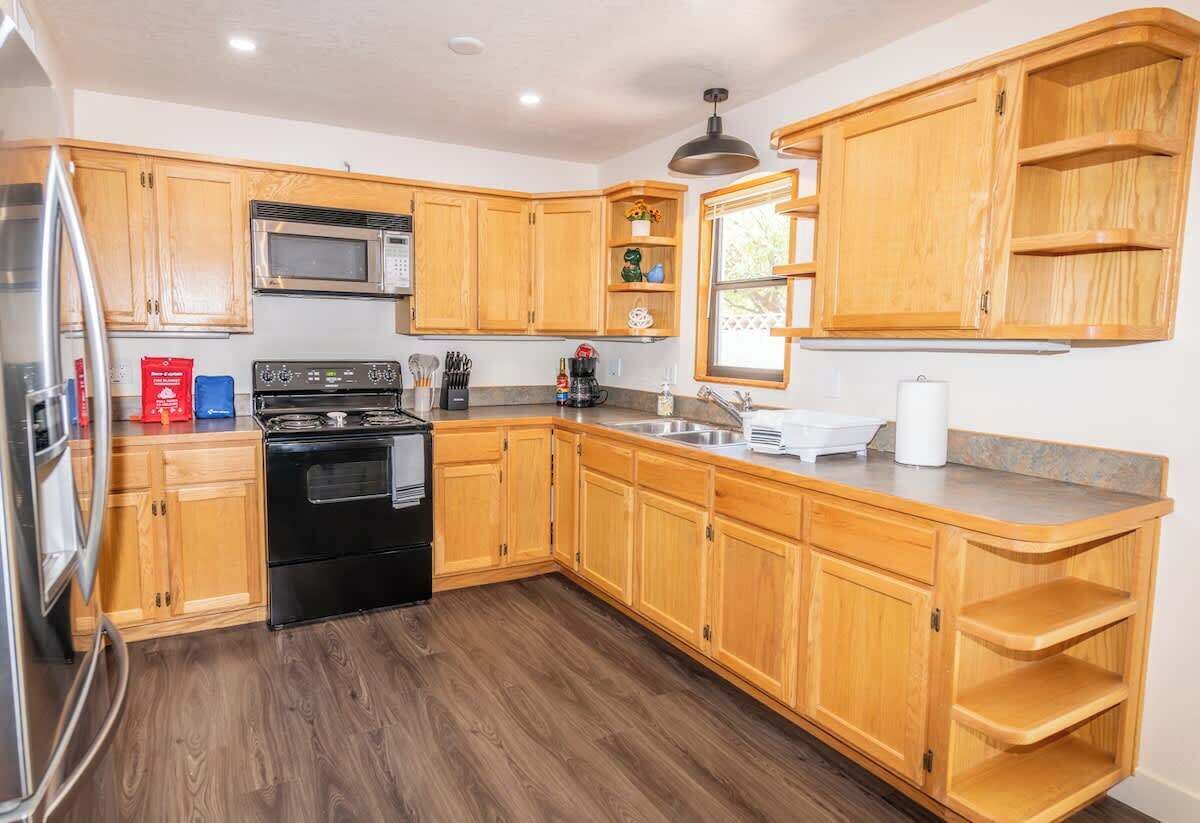 Kjøleskap, mikrobølgeovn, ovn og kokeplater