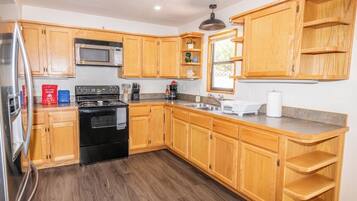 Jääkaappi, mikroaaltouuni, uuni, liesi