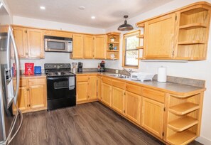 Jääkaappi, mikroaaltouuni, uuni, liesi