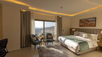 Phòng đôi Junior, ban công, quang cảnh núi | Bộ đồ giường cao cấp, bàn, bàn ủi/dụng cụ ủi quần áo