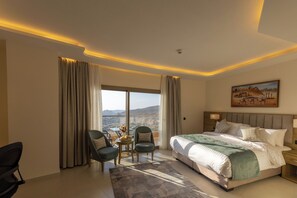 Habitación junior doble, balcón, vistas a la montaña | Ropa de cama de alta calidad, escritorio, tabla de planchar con plancha