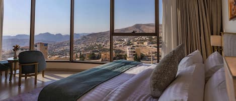 Premium bedding, desk, iron/ironing board, free WiFi