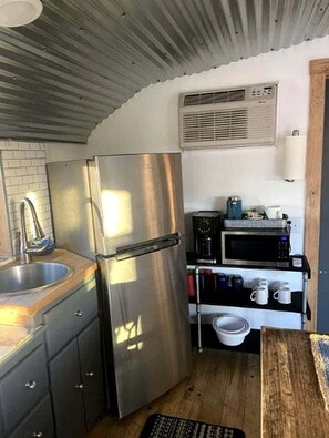 Kühlschrank, Herdplatte, Wasserkocher mit Kaffee-/Teezubehör
