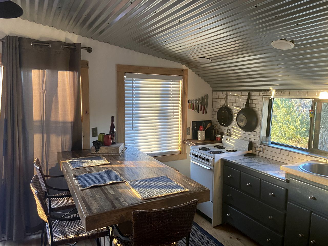 Fridge, oven, stovetop, coffee/tea maker