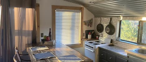 Refrigerador, parrilla de estufa y cafetera y tetera