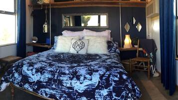 1 bedroom, travel crib, bed sheets