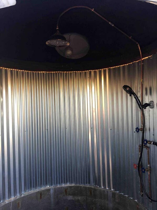 Hiustenkuivaaja, pyyhkeet, saippua, sampoo