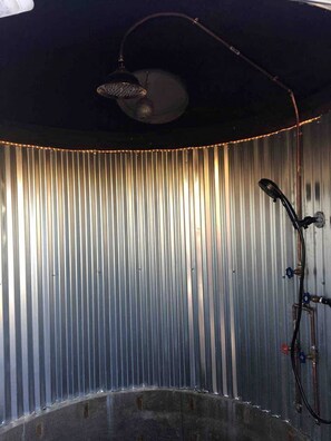 Hair dryer, towels, soap, shampoo - Unique Yucca Valley Rental Ideal for Romantic Getaways in California (Yucca Valley)