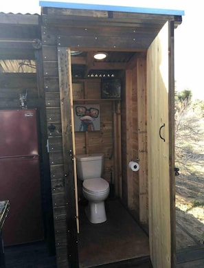 Secadora de cabello, toallas, jabón, shampoo 