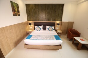 Habitación doble Deluxe, vista a la ciudad | Escritorio, tabla de planchar con plancha y wifi gratis