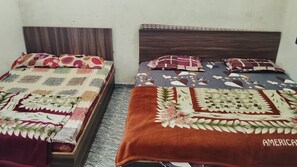 Habitació familiar | Escriptori, llits addicionals, wifi gratuïta i roba de llit 