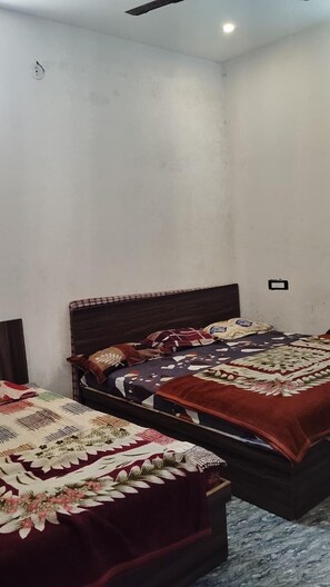 Family Room | Desk, rollaway beds, free WiFi, bed sheets