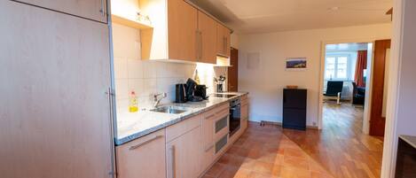 Een koelkast, een microgolfoven, een oven, een kookplaat