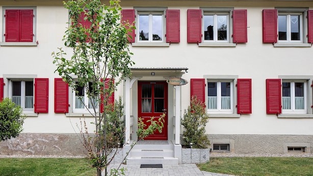 A building with red shutters, a white facade, and a number '29' sign. - Apartment 'Belchenwind Type A, 45sqm' (Münstertal)