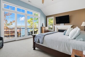 6 bedrooms, desk, WiFi, bed sheets