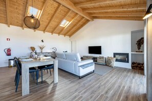 Televisión y chimenea 