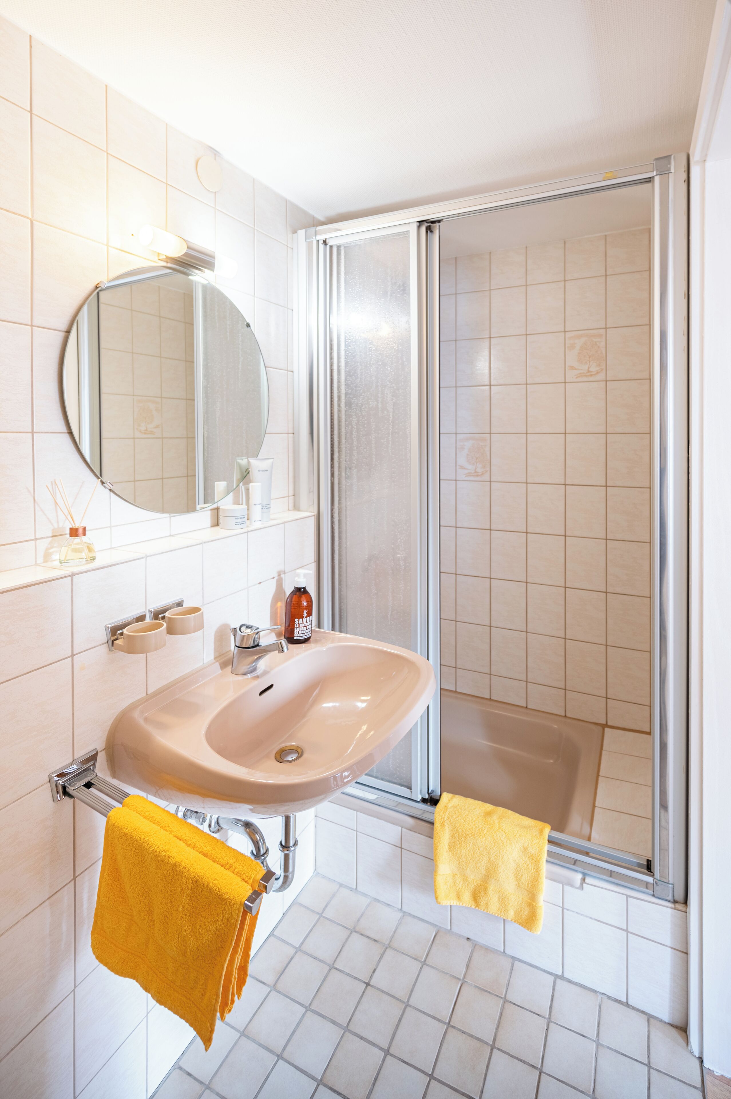Dusche, Haartrockner, Handtücher, Seife