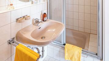 Regadera, secadora de cabello, toallas, jabón