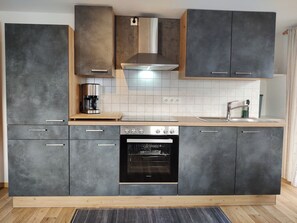 Ovn, kokeplater og oppvaskmaskin