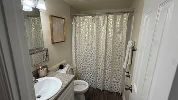 SĂšche-cheveux, serviettes fournies, savon, papier toilette