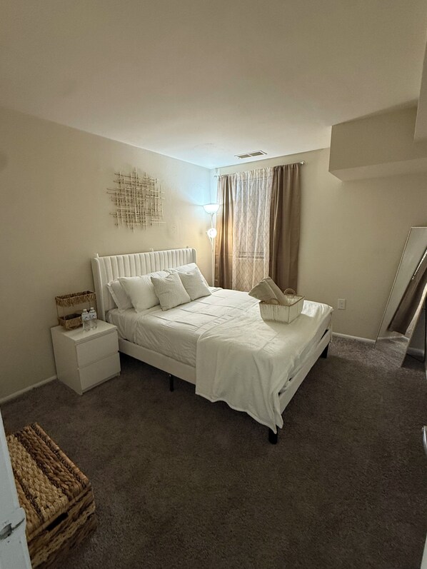 1 bedroom, iron/ironing board, WiFi, bed sheets - Charming 1-bedroom apartment with AC, fitness room in brilliant Silver Spring (Silver Spring)