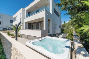 A modern two-story building with a rooftop pool and lounge chairs. - Tomana B Apartments (Novalja)