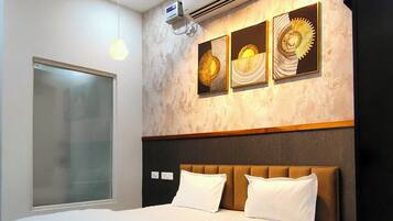 Deluxe Apartment, Balcony, City View | Premium bedding, iron/ironing board, free WiFi, bed sheets