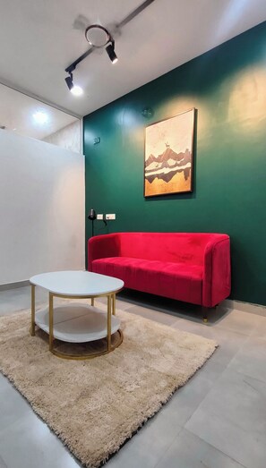Deluxe-Apartment, Balkon, Stadtblick | Wohnbereich