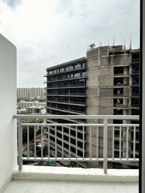 Apartamento luxo, sacada, vista para a cidade | Sacada