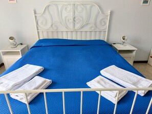 Escritorio, wifi y ropa de cama 