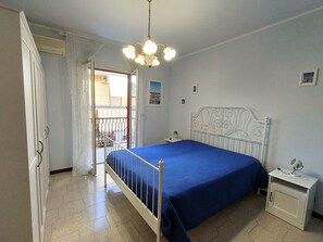 Escriptori, wifi i roba de llit 