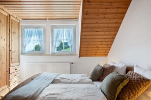 2 bedrooms, iron/ironing board, WiFi