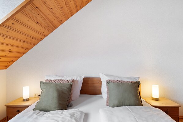 2 bedrooms, iron/ironing board, WiFi