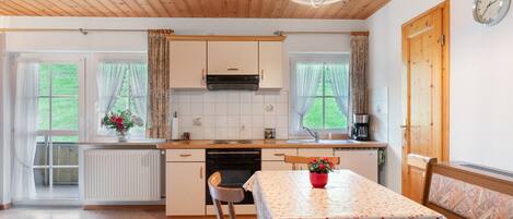 Refrigerador, horno, placa de cocina, cafetera/tetera