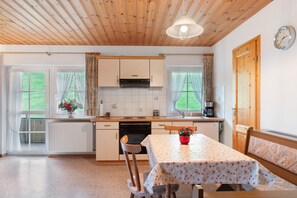 Fridge, oven, stovetop, coffee/tea maker