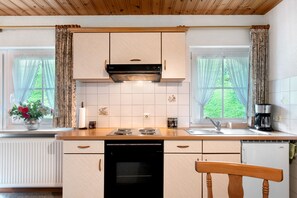 ثلاجة، فرن، موقد طهي مسطح، ماكينة لصنع القهوة/الشاي